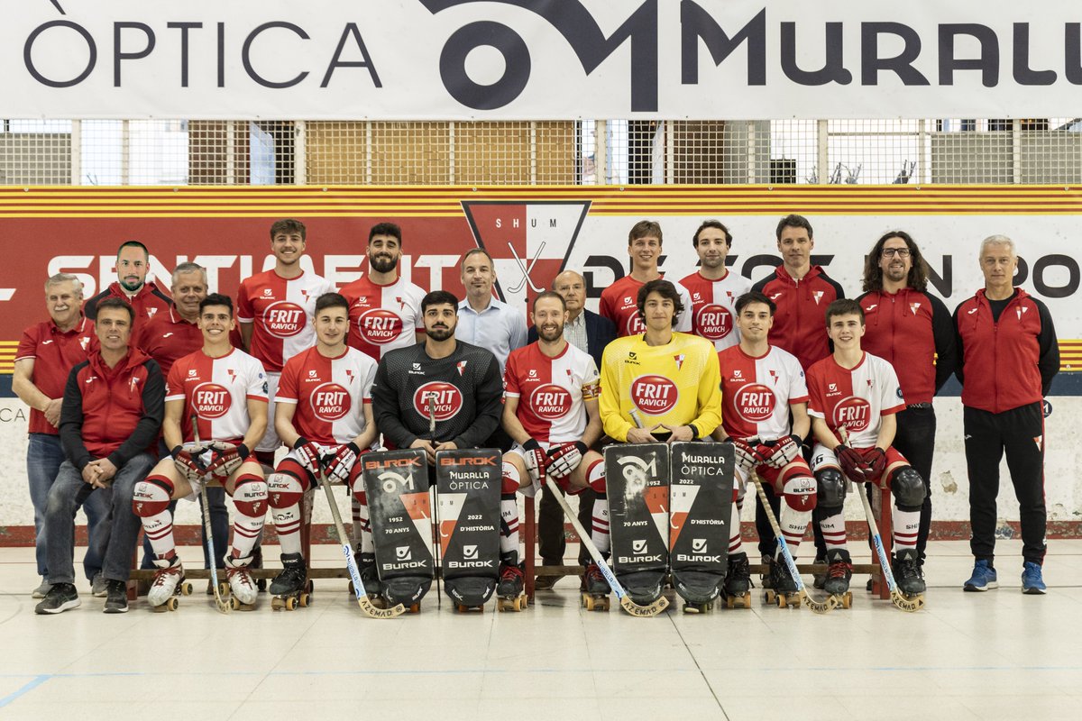 Foto oficial 22-23!
Drets: S.Serra, D.Donati , M. Farré, <a href="/pepehoquei/">Josep Hernández</a>, C. Freixas, J. Adroher, <a href="/oriolgarcia_18/">Oriol Garcia Torres</a>, M. Grau, <a href="/RodriTallica4/">Jordi Rodríguez</a>, <a href="/JordiPuyi/">Jordi Galán 🎗</a> i J. Del Campo.
Asseguts: J.Mª Bancells, <a href="/Nil_Tarres/">Nil Tarrés Figueras</a>, <a href="/sergi_pujol99/">Sergi Pujol Riuró</a>, <a href="/tomasramirezz1/">Tomàs Ramírez</a>, <a href="/ru4en/">Ruben Fernández</a>, <a href="/Roovira/">Alex Rovira</a>, A. Farré i <a href="/bancells_jordi/">Jordi Bancells Bartomeu</a>.