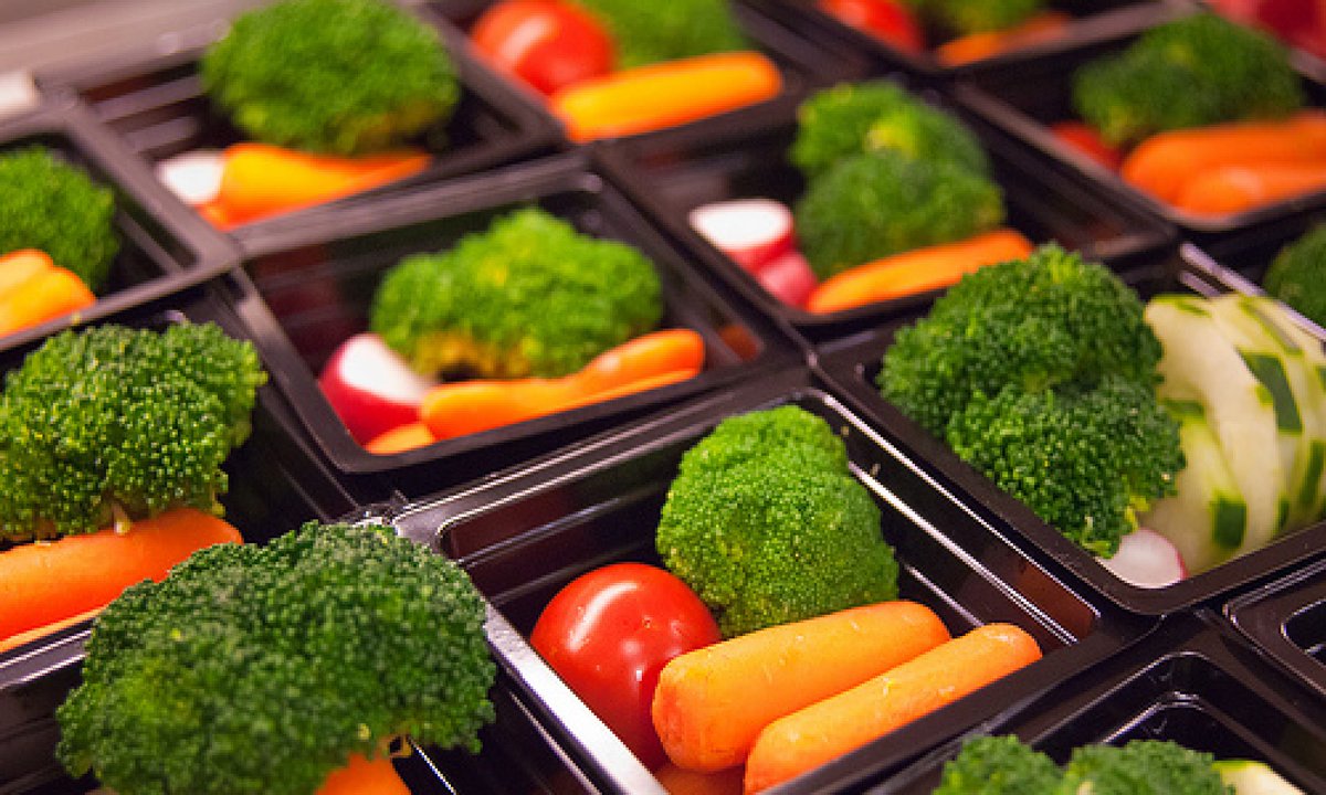 ISTCatUIUC's tweet photo. ISTC once coordinated the voluntary pledge program @GreenLunchroom for K-12 schools to improve the sustainability of food service operations. The program ended in 2016, but its archived activities, posts &amp; info are available at https://t.co/Ohh1APyUpI.

#FWPW #FlashbackFriday https://t.co/bt1lmOknPY