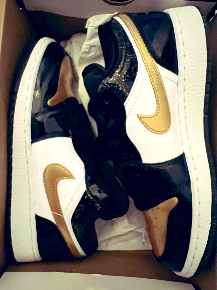 LamaestraBrenda's tweet photo. It’s not a Friday @Apollo_JH unless we bring it with #shoegameFriday! @catdaddy104 @K104FM Where you at with the J’s for A’s for our students?!! #schooliscoolfoundation #everychildeveryday #makingconnections #shoeconvosleadtodeepconvos @yolanda_gaither @LeonardBraxton2 https://t.co/eYa2zYEuhH