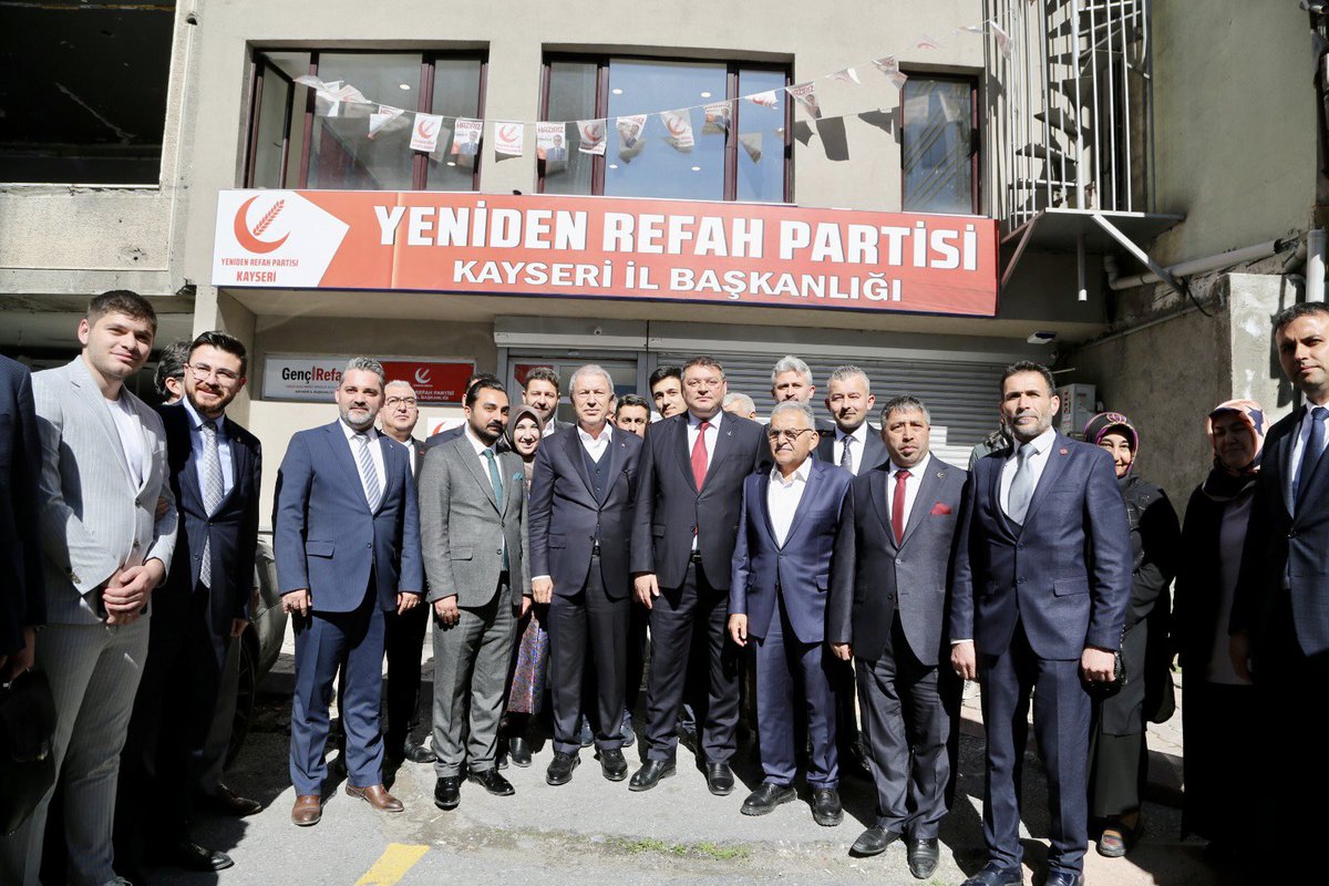 rprefahpartisi's tweet photo. Milli Savunma Bakanı Sn. Hulusi Akar ve beraberindeki heyet Yeniden Refah Partisi Kayseri İl Başkanlığımızı ziyaret etti. https://t.co/EoQctnp6rm