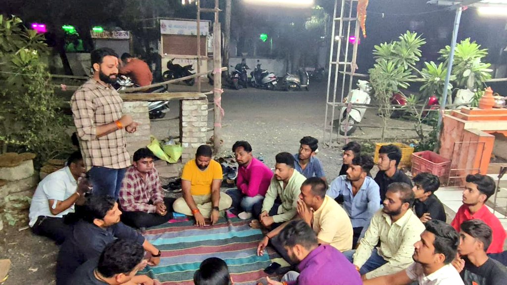 Harsh_Sanatani's tweet photo. @bjymujjain के माधव नगर मंडल द्वारा आयोजित #युवा_चौपाल मण्डल अध्यक्ष @Princelodwal1 पजी के नेत्रत्व में वार्ड क्रमांक 40,42 में संपन्न  हुई!!
इस अवसर पर प्रदेश कार्यसमिति सदस्य श्री गौरव पटवा जी, जिला महामंत्री द्वय श्री @Sushil_wadiya जी, श्री श्रीपाल राजावत जी

@mpyuvachaupal https://t.co/mnVQbGZpQw