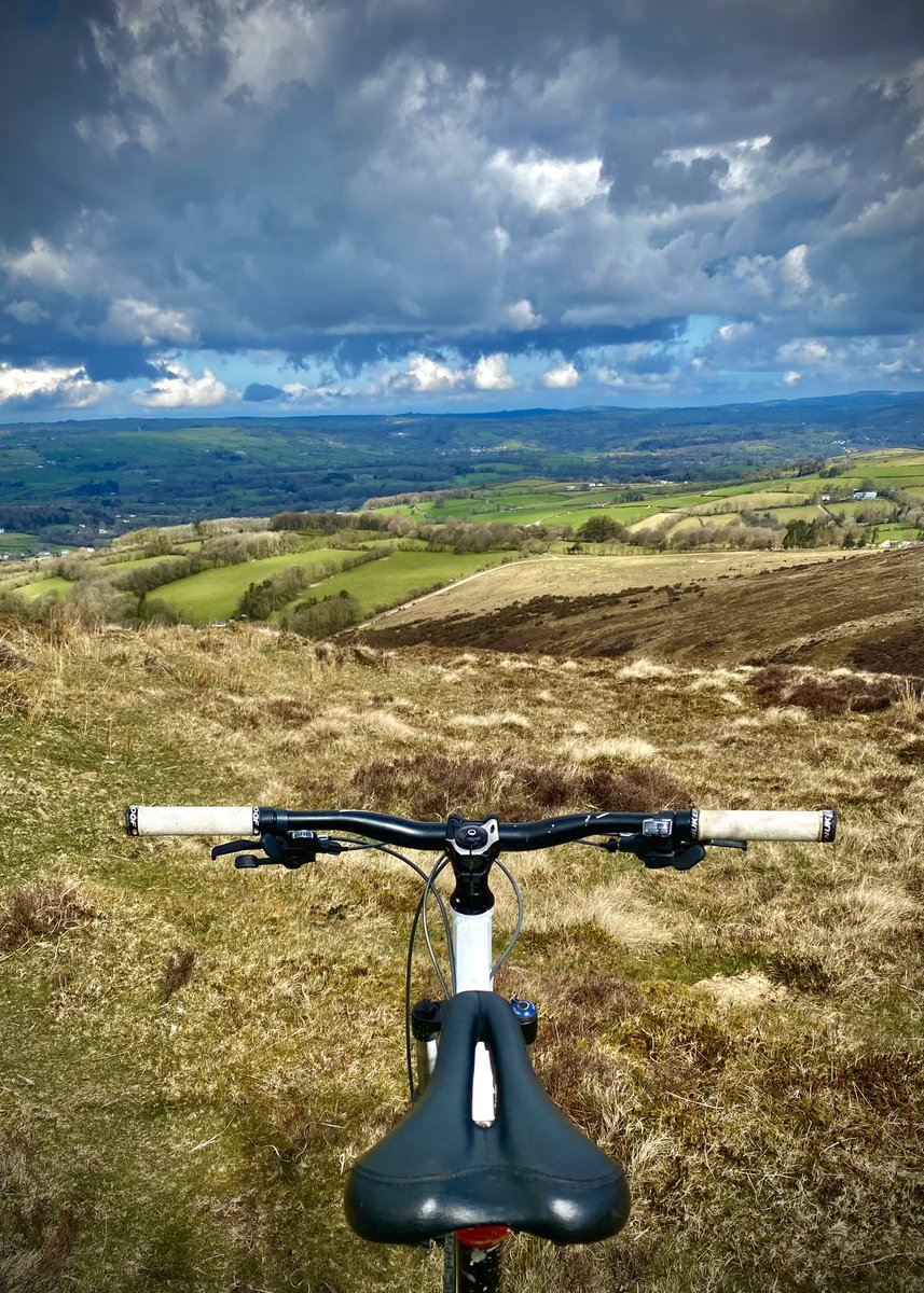 AledHall's tweet image. Aaaaaaah mae’n neis bod adre…dyw’r olygfa ddim yn ffôl odyw e🏴󠁧󠁢󠁷󠁬󠁳󠁿🙏🏻❤️Pwy mor lwcus ydw i i gael y gore o’r ddau fyd #diolchgar🙏🏻

Aaaaaaaah so nice to be home…not a bad view eh🏴󠁧󠁢󠁷󠁬󠁳󠁿🙏🏻❤️

How lucky am I to get the best of both worlds 
#verythankful🙏🏻 

@StormHour @ThePhotoHour 
#Home