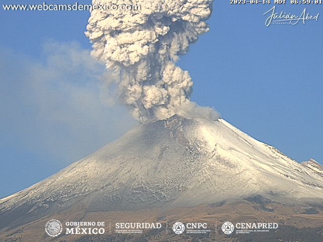 VientoInforma's tweet image. #Exhalación del volcán #Popocatépetl a las 06:57 horas, acompañada de vapor de agua y gas con contenido bajo de ceniza y una altura de 1,400 metros en dirección al Este-Sureste. El #Semáforo de #AlertaVolcánica permanece en #Amarillo Fase2.