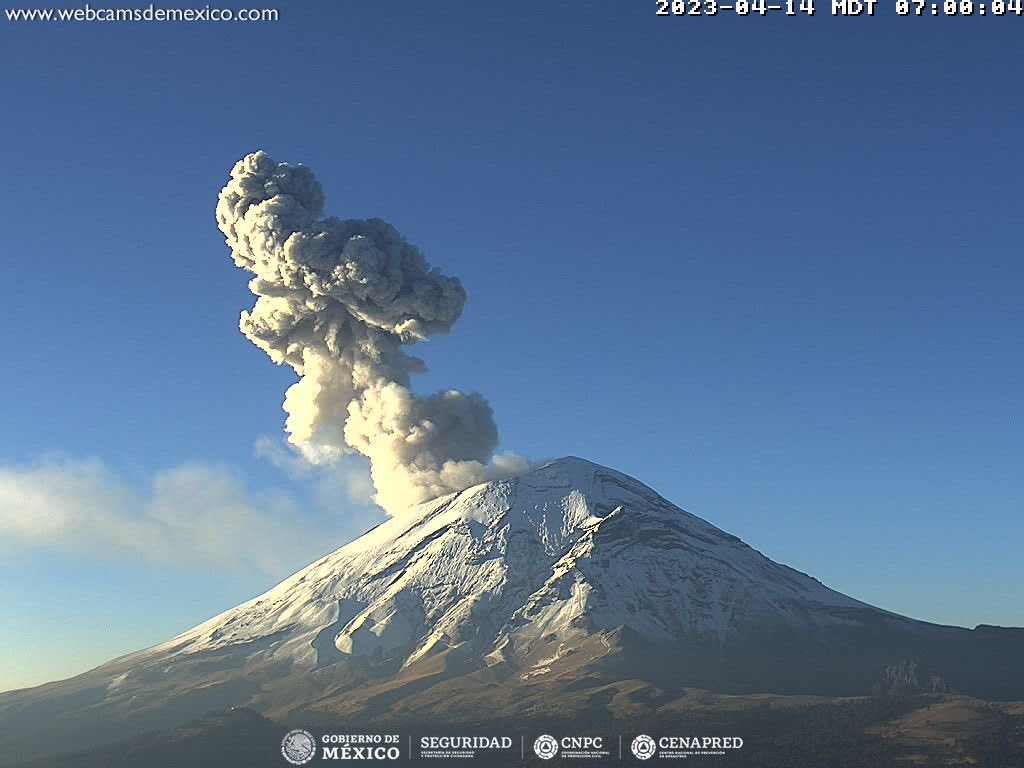 VientoInforma's tweet image. #Exhalación del volcán #Popocatépetl a las 06:57 horas, acompañada de vapor de agua y gas con contenido bajo de ceniza y una altura de 1,400 metros en dirección al Este-Sureste. El #Semáforo de #AlertaVolcánica permanece en #Amarillo Fase2.