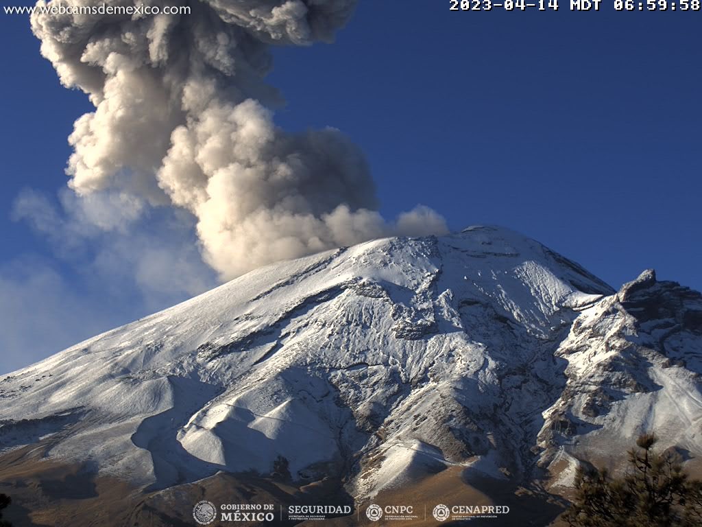 VientoInforma's tweet image. #Exhalación del volcán #Popocatépetl a las 06:57 horas, acompañada de vapor de agua y gas con contenido bajo de ceniza y una altura de 1,400 metros en dirección al Este-Sureste. El #Semáforo de #AlertaVolcánica permanece en #Amarillo Fase2.