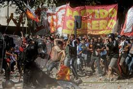 FerIglesias's tweet photo. Enfrentaron al peronismo? Acá te mando las fotos de los enfrentamientos. Son de diciembre de 2017. 
Contanos, @solanopo después del ajustazo alos jubilados que hizo Massa, dónde está hoy el gordo Mortero? https://t.co/qUmBeUQVNT