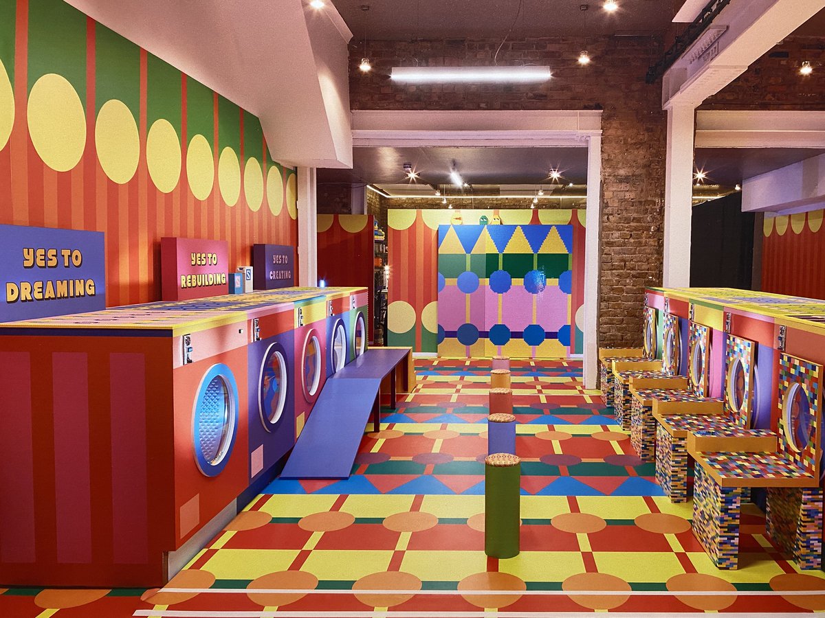 sujculture's tweet image. They say miracles are never ceasin’ /And every soul needs a little releasin’ /That’s the sound of sunshine going down /And the people start to paint the town
🎨📐#YinkaIlori🇬🇧🇳🇬@YinkaIlori_ ▶️#ParablesForHappiness 🎟#DesignMuseum @DesignMuseum 💻Review theguardian.com/artanddesign/2…