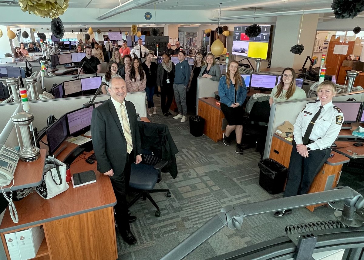 It's EXTREMELY difficult to arrange a group picture in our 9-1-1 Call Centre. The phones never stop ringing. 

Every second, citizens and @YRP officers depend on these #HeadsetHeroes to keep us all safe.

So grateful for a moment to thank them today with @CHammond953. #NPSTW2023