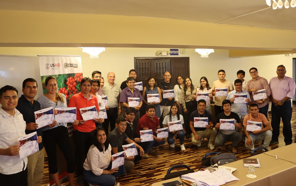 CafeCacaoPeru's tweet photo. Representantes de diferentes cooperativas y empresas exportadoras participaron en el curso “Gestión de Riesgos en los precios del café” a cargo de @AlbertScalla, experto en administración y gestión de riesgos de la empresa Stone X; e impulsado por el #ProyectoCCE y @USAIDPeru. https://t.co/KF8l4smvdX