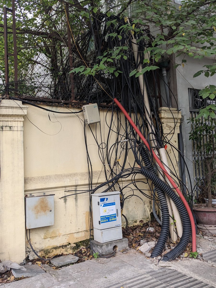DerekRileySC's tweet photo. Electricity and Internet cables coordination is strangely similar in Cambodia and Vietnam. https://t.co/Wkk8XKLemh