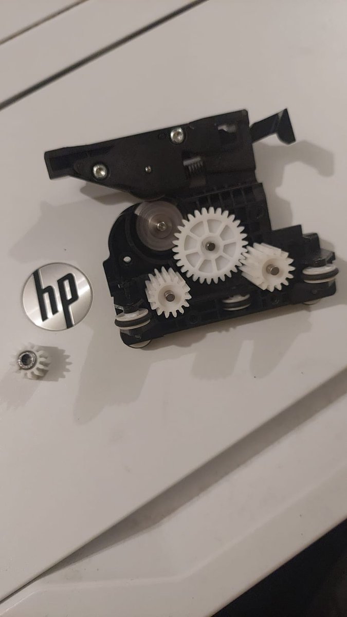 learnArchicad's tweet image. #HP #HPDESIGNJET
Mendiga obsolescencia programada.
Si tienen un plotter HP T  120-130-250-530-730-830
Seguramente van a tener problemas en el futuro con el cortador.
Trae un engrane que con el tiempo se rompe y hace que se este trabando y cortando mal el papel.