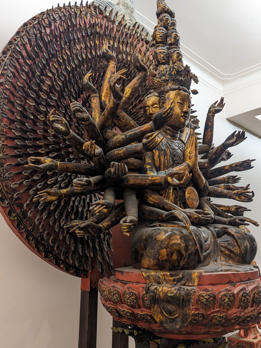 DerekRileySC's tweet photo. I didn't count but this 6-foot tall Buddha supposedly contains 1,000 hands and 1,000 eyes. https://t.co/qk9x3vPiQ8
