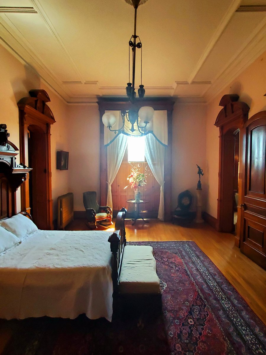 A day so sunny and gorgeous that we had to shutter most of the giant window in the master bedroom...

...And the room is still fully lit. ☀️
#spring #museum #fridaymorning