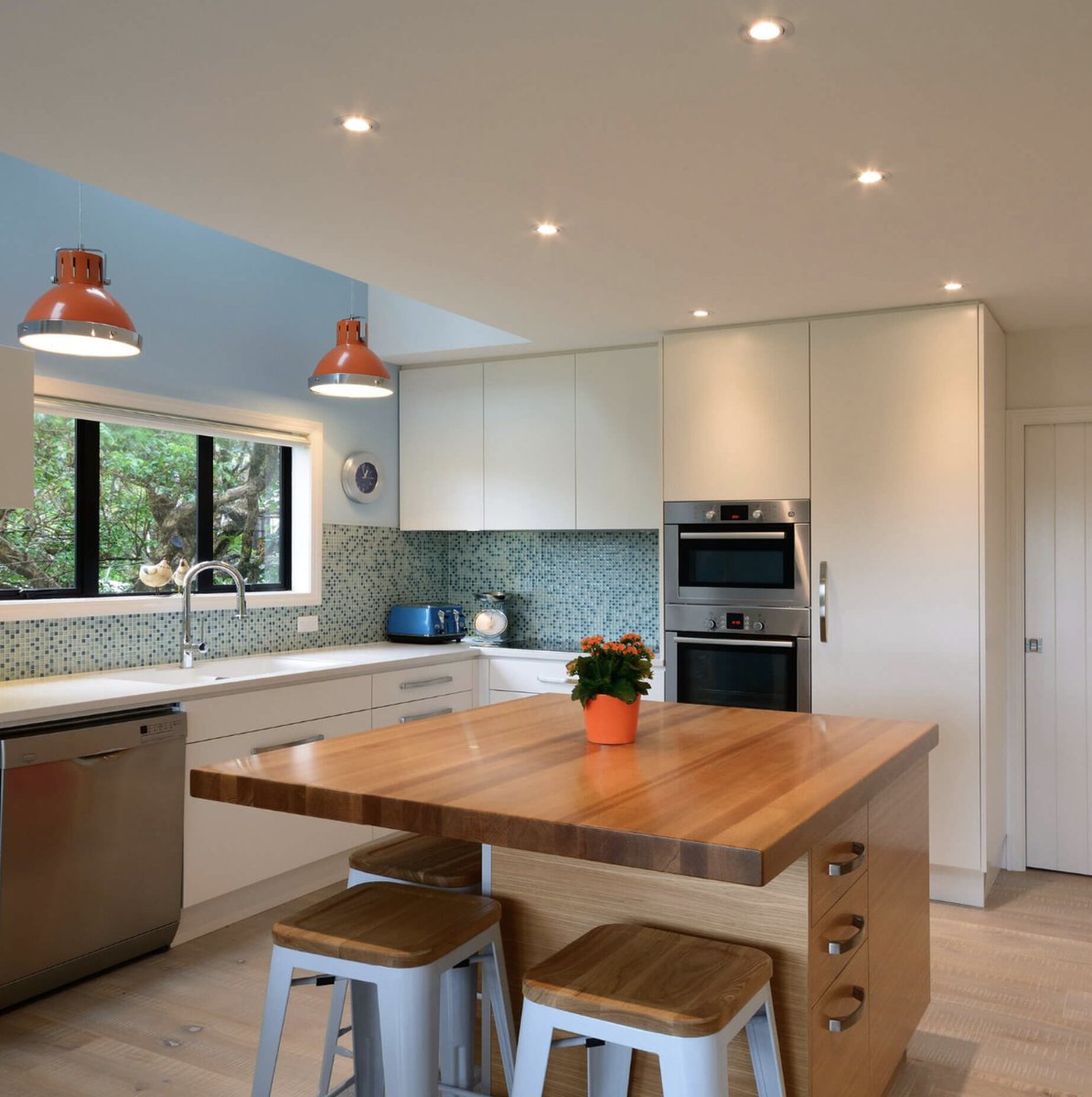 Euri_Lighting's tweet photo. These LED downlights are so energy-efficient, you could say they're shedding some light on your electricity bill too 💸💡 #savemoney #LEDlighting https://t.co/hS7TM1j2i5