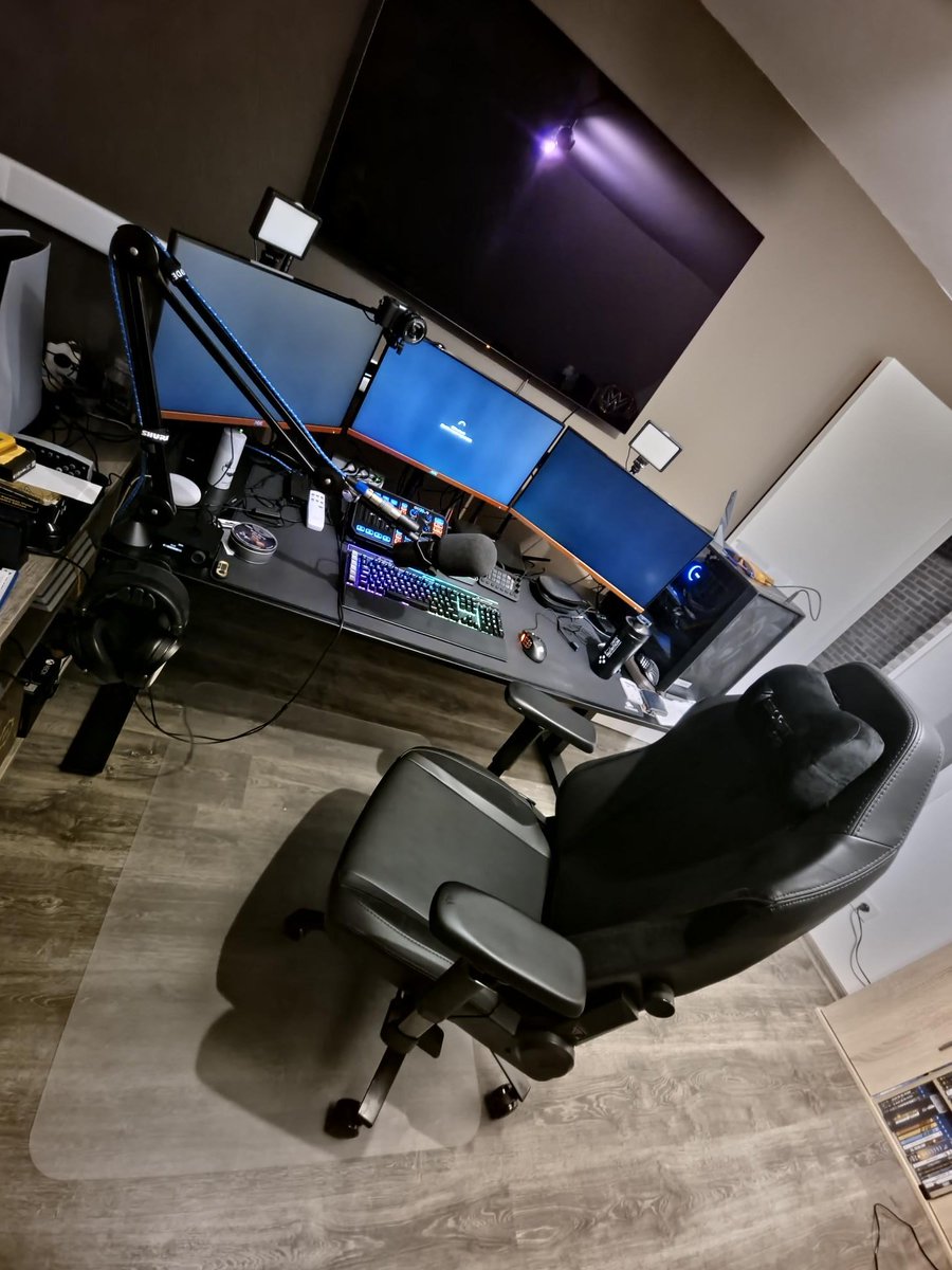 KingKreeft's tweet photo. I needed a new chair. This just feels so nice! #secretlab #noad #notsponsored https://t.co/SCAKJ90d72