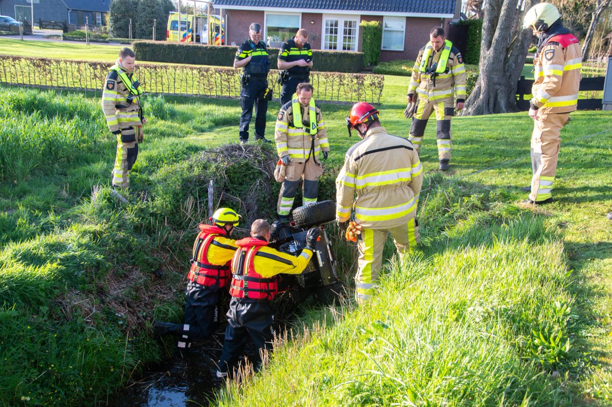 112Steenwijk's tweet photo. Bestuurder zitmaaier gewond bij ongeval in Giethoorn (Foto's) | https://t.co/rOQRahDf32 | #Giethoorn https://t.co/c29hRcxfbR