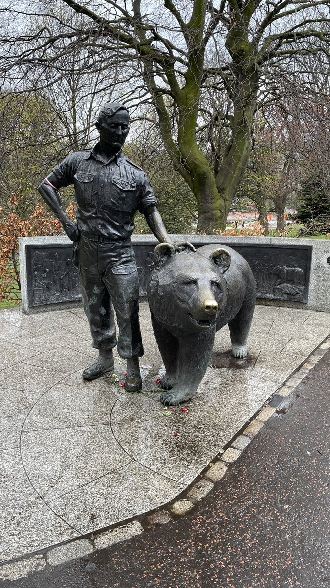 bodyki's tweet photo. Vas una mañana de visita por #edimburgo y de pronto te encuentras una estatua conmemorativa, muy cercana gracias a @Kirghisz y @navedelmisterio ¡el oso Woitek! 
Gracias por enseñarnos!!
#woitek #bearwoitek #navedelmisterio #cuartomilenio https://t.co/43xs147KcC