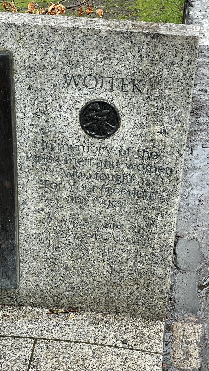 bodyki's tweet photo. Vas una mañana de visita por #edimburgo y de pronto te encuentras una estatua conmemorativa, muy cercana gracias a @Kirghisz y @navedelmisterio ¡el oso Woitek! 
Gracias por enseñarnos!!
#woitek #bearwoitek #navedelmisterio #cuartomilenio https://t.co/43xs147KcC
