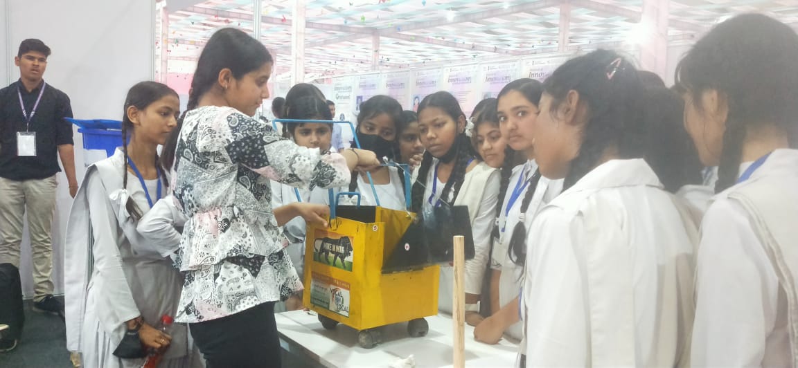 hos1411038's tweet photo. Students of GGSSS Anandvas visited Festival of Innovation and Entrepreneurship at Rashtrapati bhavan .
Amazing experience  ( 13.04.2023)
@RBVisit 
@Dir_Education 
@gupta_iitdelhi 
@PbpandeyB https://t.co/HYofSi6Cqb