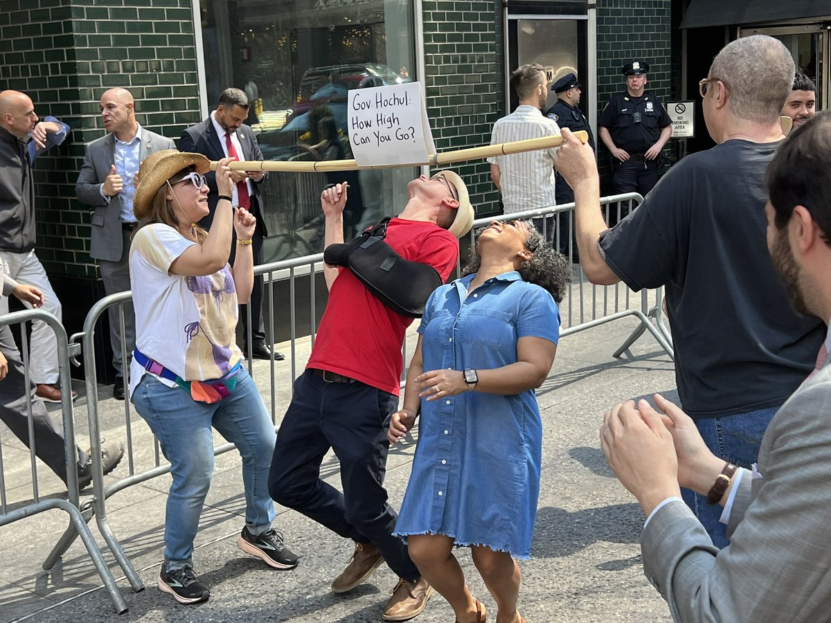 KarinesReyes87's tweet photo. Current and future students should not go on spring break and return to a @CUNY that is #SpringBroke!

Rallied (and even limboed) yesterday with @Sen_Gounardes, @PSC_CUNY and advocates in front of @GovKathyHochul’s office to oppose tuition hikes and invest in the #NewDeal4CUNY! https://t.co/0kjzd5EbqL