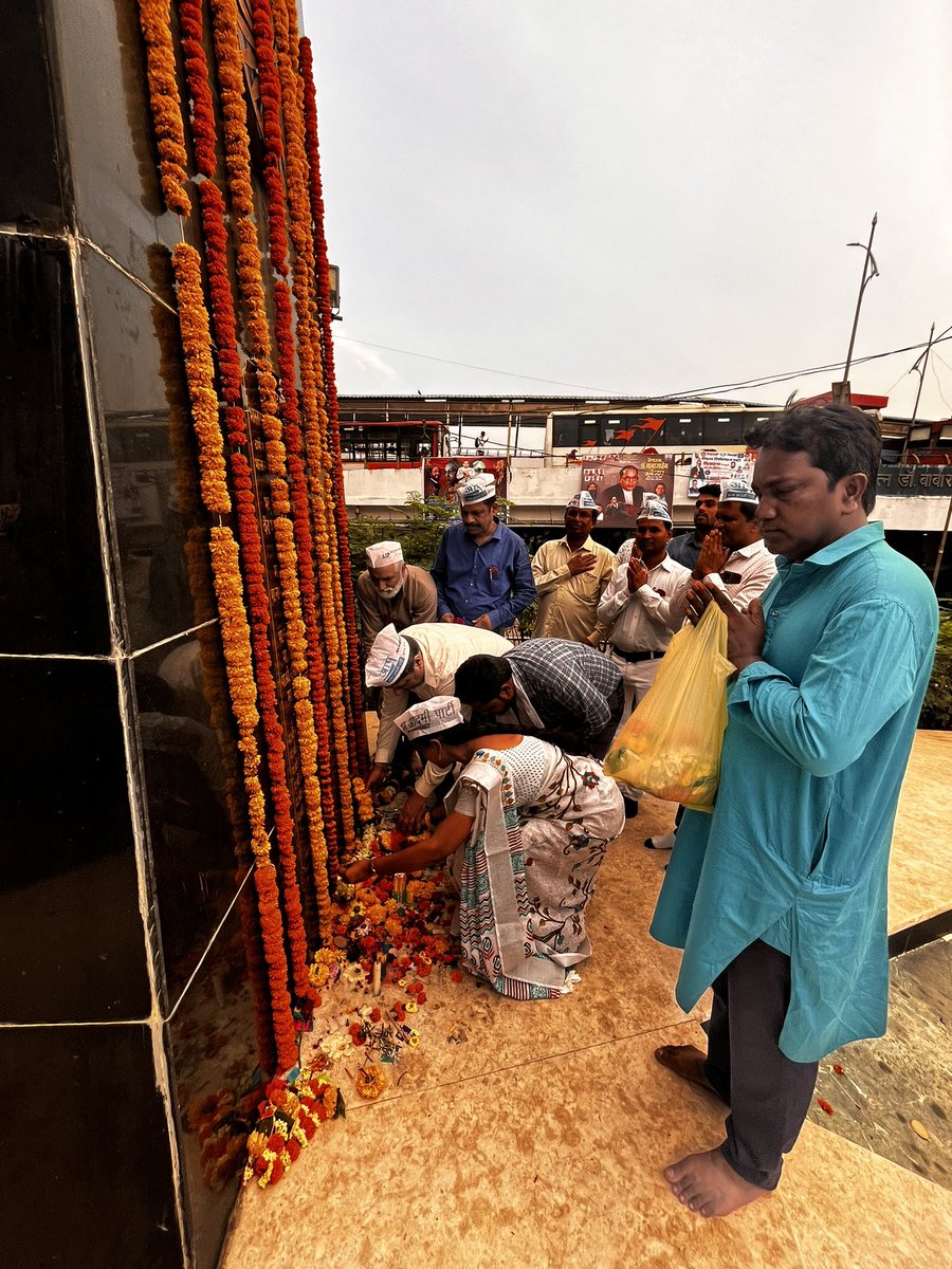 ThaneAap's tweet photo. आज दिनांक 14 अप्रैल 2023 की शाम ठाणे रेलवे स्टेशन के पास महात्मा बाबासाहेब अंबेडकर की 132वी जयंती पर ठाणे विधानसभा नई कमेटी आम आदमी पार्टी द्वारा कार्यक्रम आयोजित किया गया वंदे मातरम जय हिंद जय भीम जय महाराष्ट् #AamAadmiParty #thane
@AAPMaharashtra @AamAadmiParty @ArvindKejriwal https://t.co/kDUXnDO1Ff