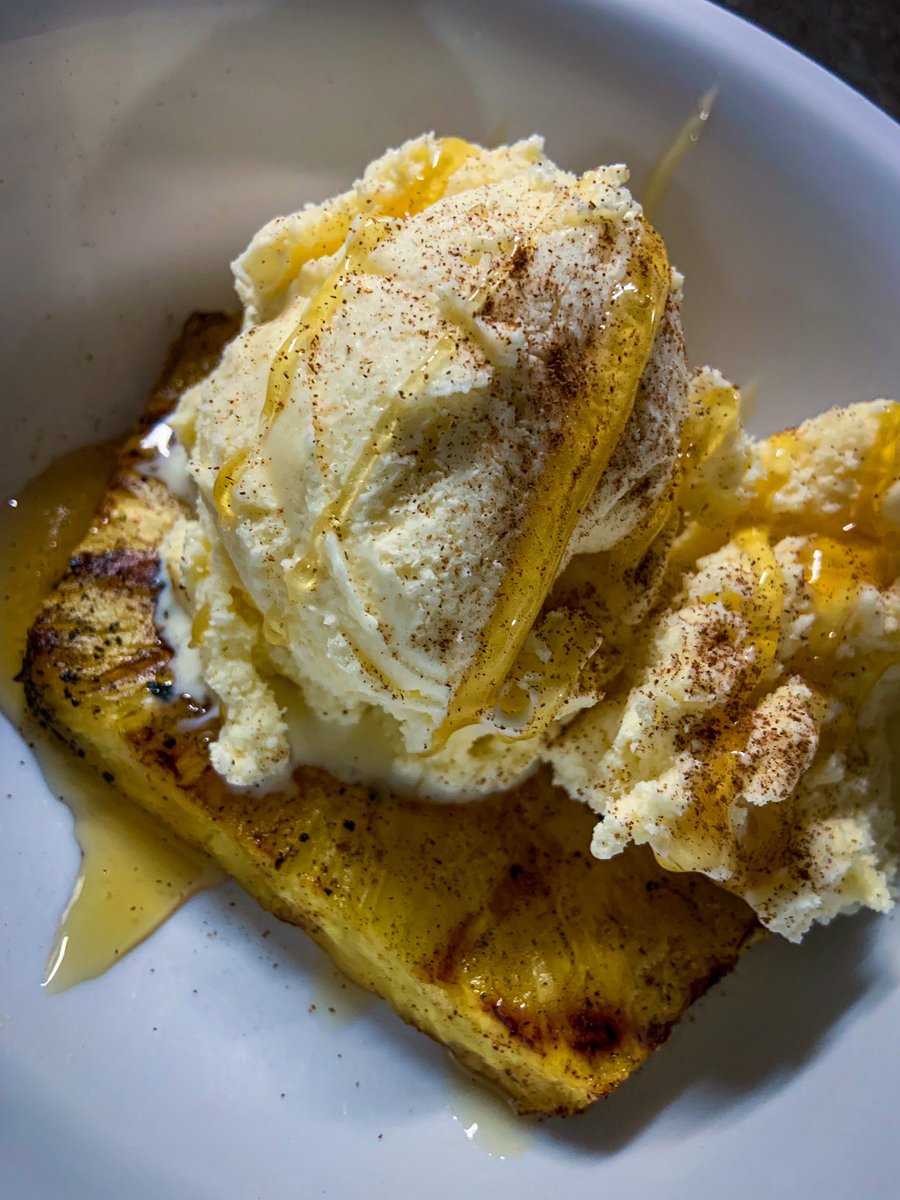 ChefBB5's tweet photo. I enjoy dessert but baking is NOT my ministry 😂 A rum soaked grilled pineapple slice topped with vanilla ice cream and a honey drizzle will get it done tho 👌🏾
.
.
.
#ABQFoodie #ABQPrivateChef #CarribbeanRum #Rum #Pineapple #ChefBB https://t.co/nGeWkW1csE