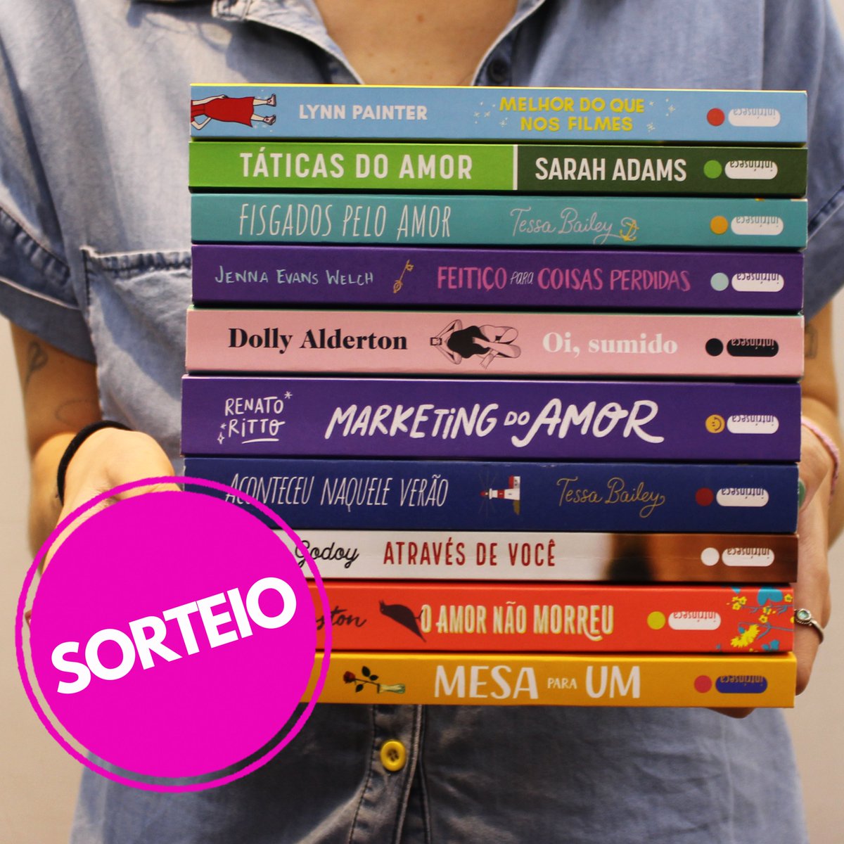 intrinseca's tweet photo. Essa semana foi o lançamento de "Melhor do que nos filmes" 🎬💜
Que tal garantir um romance apaixonante da Intrínseca? 

Siga o nosso perfil, dê RT neste post PUBLICAMENTE e preencha o formulário: https://t.co/gPIHzKFhlX
Resultado: 18/04 https://t.co/vuu6ZR5lvi