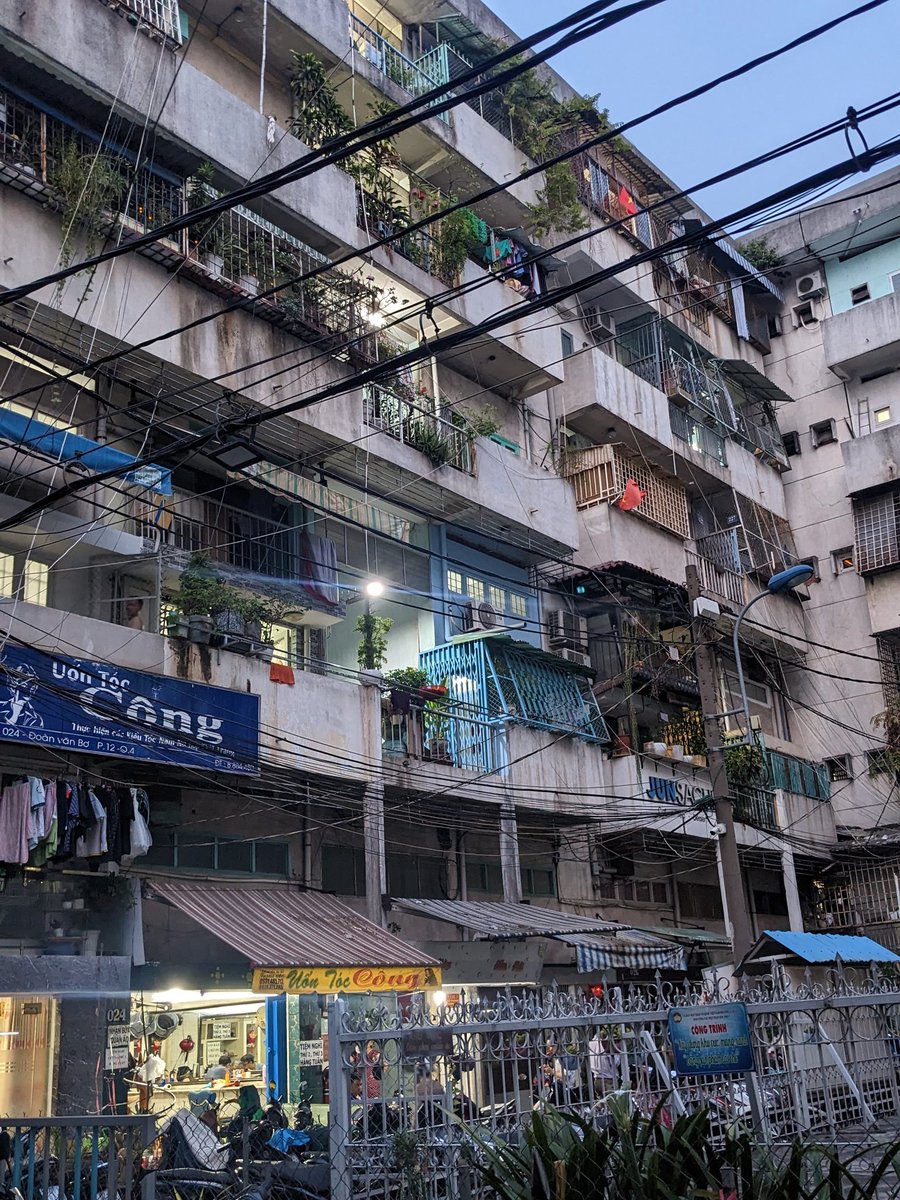 DerekRileySC's tweet photo. Since COVID, most all apartments have a dedicated outdoor (white) string-line to collect deliveries without face-to-face interactions. Or taking the stairs. https://t.co/vupmUmFL6c