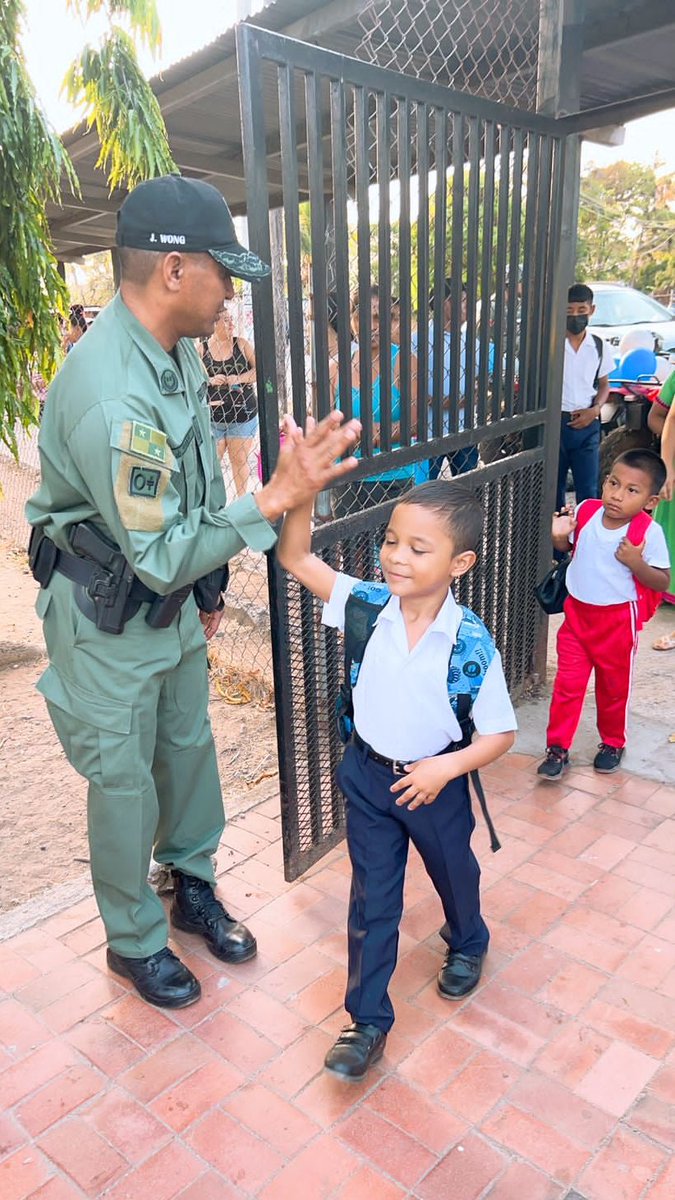 policiadepanama's tweet photo. #86Aniversario | Con un saludos de manos y una sonrisa, nuestros uniformados del #CPLJ recibieron a niños y niñas de la Escuela Paso Blanco Nº1, ubicada en el corregimiento de Las Garzas, en conmemoración al #DíaDelPolicía. https://t.co/WNvoqhHTbv