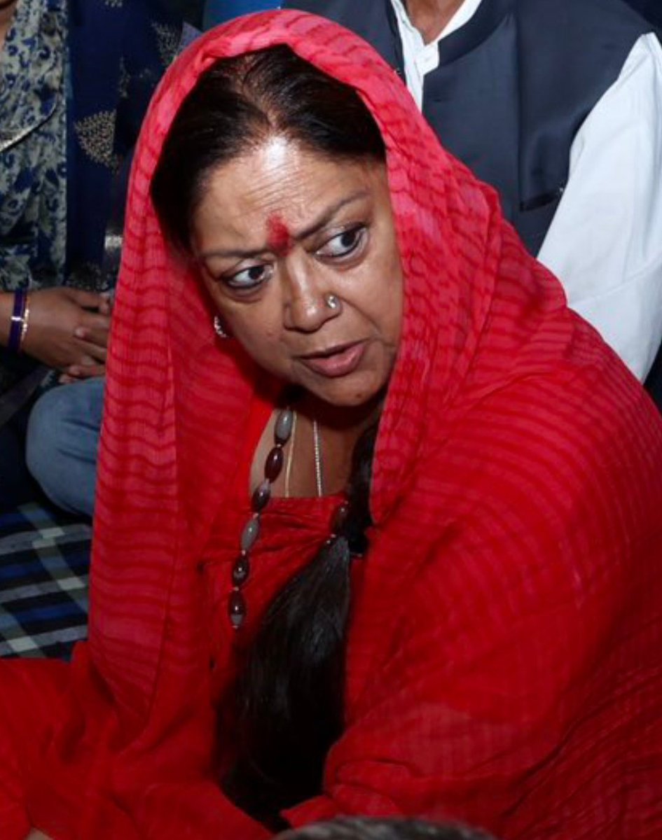 17 अप्रैल 2018 को ये मैडम ही Rajasthan की CM थी जब भूतपूर्व सैनिकों के नियमों में संशोधन किया गया था|
 जिससे OBC वर्ग के युवा पिछले 4 सालों तक पूरी तरह प्रभावित हुए और उन्हें अपनी हजारों सीटें गंवानी पड़ी|
#17April_BlackDay_For_OBC 
<a href="/Barmer_Harish/">Harish Chaudhary</a> <a href="/CaptAjayYadav/">Capt Ajay Singh Yadav</a> <a href="/GovindDotasra/">Govind Singh Dotasra</a>