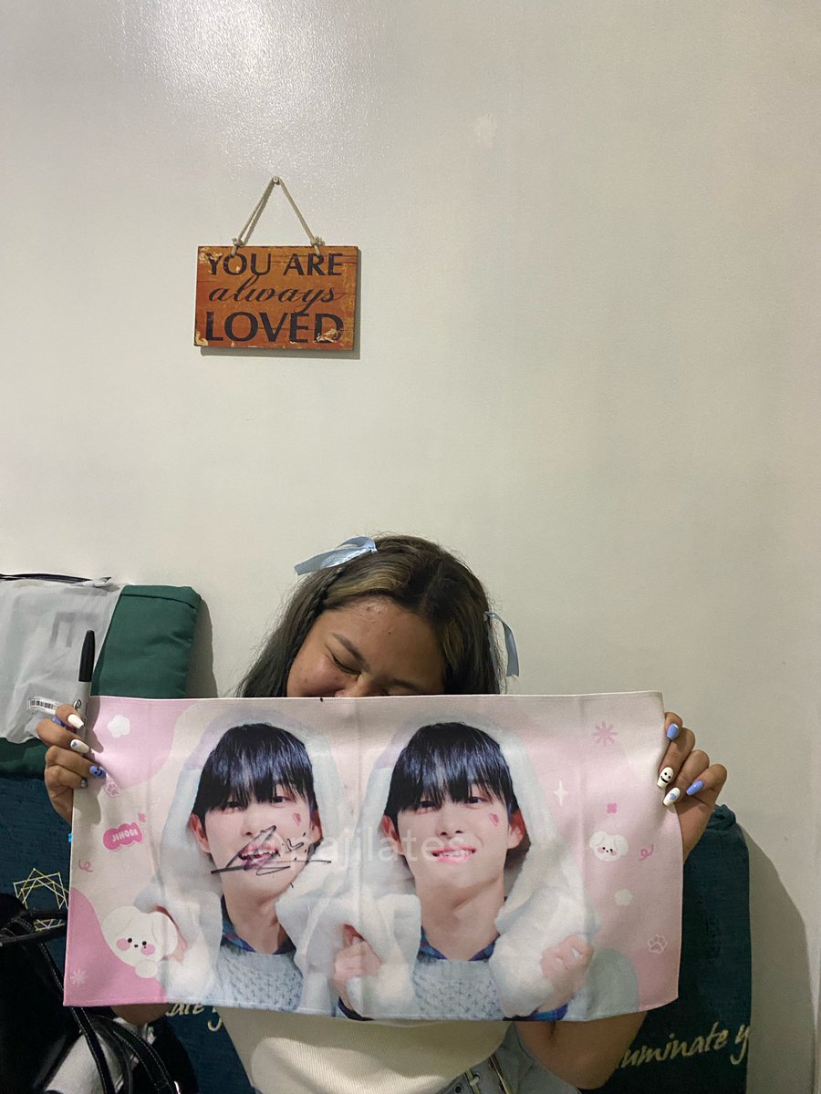 pajilates's tweet photo. DIKO TO NA EXPECT TALAGA 😭 THANK YOU SO MUCH PAJI!! ANSAYA SAYA KO GOSH NAHAWAKAN NIYA BANNER, SHARPEE TSAKA KAMAY KO!!! SABI SABI KO PA NA DI NA AKO MAG SCSO KASI DI AKO NAKA BARRICADE PERO OMG TALAGA 🥹 ANG CUTE NIYA PA SA LAST PART!!!

#TREASURE_HELLO_IN_MANILA #JIHOON https://t.co/v8GNIIcpwd