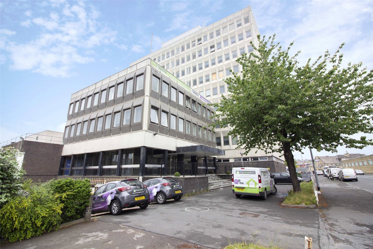 auctionhousewy's tweet photo. Don't wait for our big auction on May 17th! We're offering two flats in our online auction on April 17th. 
📍 Room 821 Colonnade House, 201 Sunbridge Road, Bradford, BD1 2BE 
📍 Apartment 319 Citispace West, 2 Leylands Road, Leeds, LS2 7JS 
Grab a deal before it's too late! https://t.co/xgMRT3q6Oj