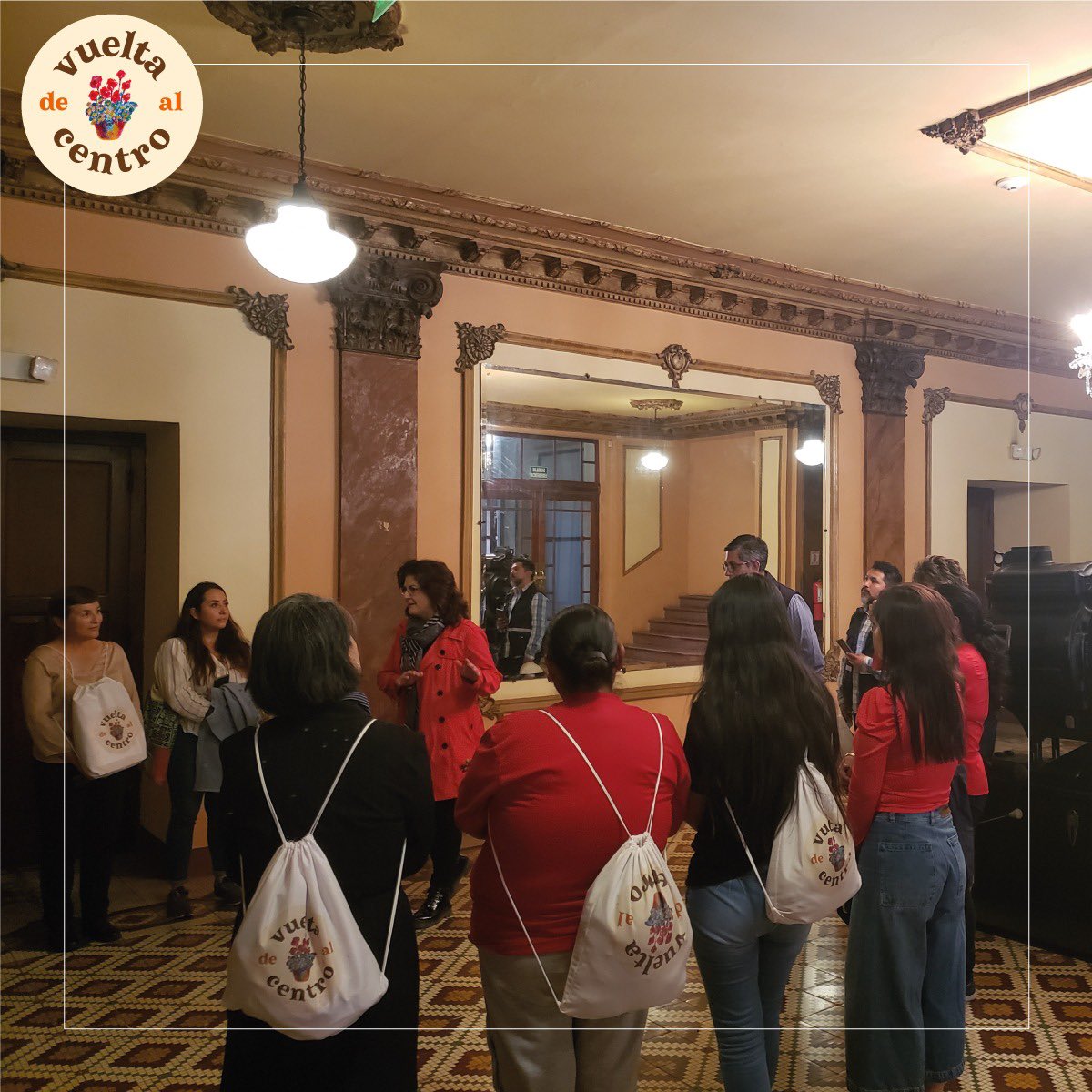 devueltalcentro's tweet photo. ¡Disfrutamos de la magia que nos envuelve cuando vamos #DeVueltaAlCentro! 🌺 Agradecemos a: @MetroTouring, #FruteriaMonserrate, @ZonalmSaenz, @PatrimonioQuito, La Casona de la Ronda, comerciantes del Centro Comercial Granada y #EPMMOP. 

Conoce más en: https://t.co/glW6T3EzoK https://t.co/shRneokWNm