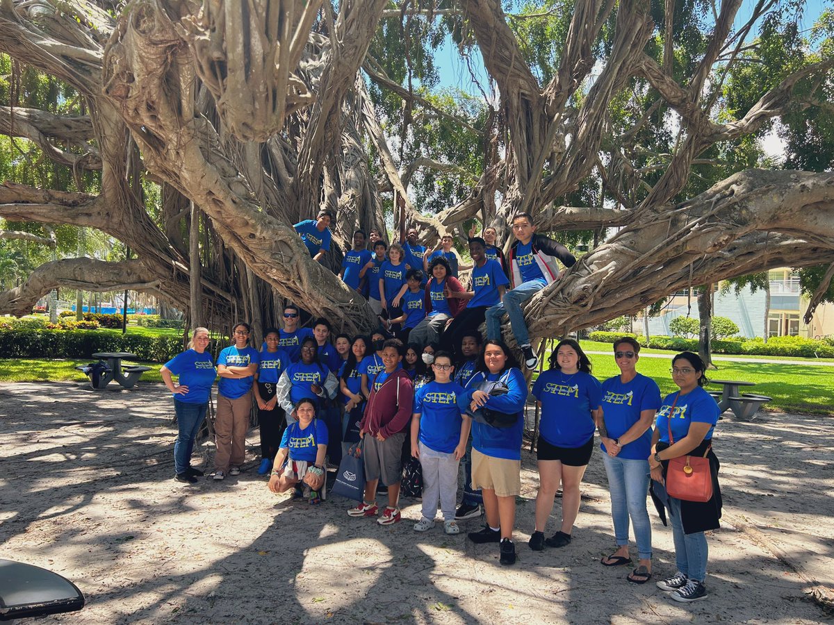 It’s always an awesome Fri-YAY when you get to spend some of it with @STEMagillPSMS, @Beach__Teach, & our Stingray STEM-ling crew!! 🔬
Thx @FAUScience for inviting us to this semester’s #ScienceFest in the breezeway. 
Our kids 💙’d it!