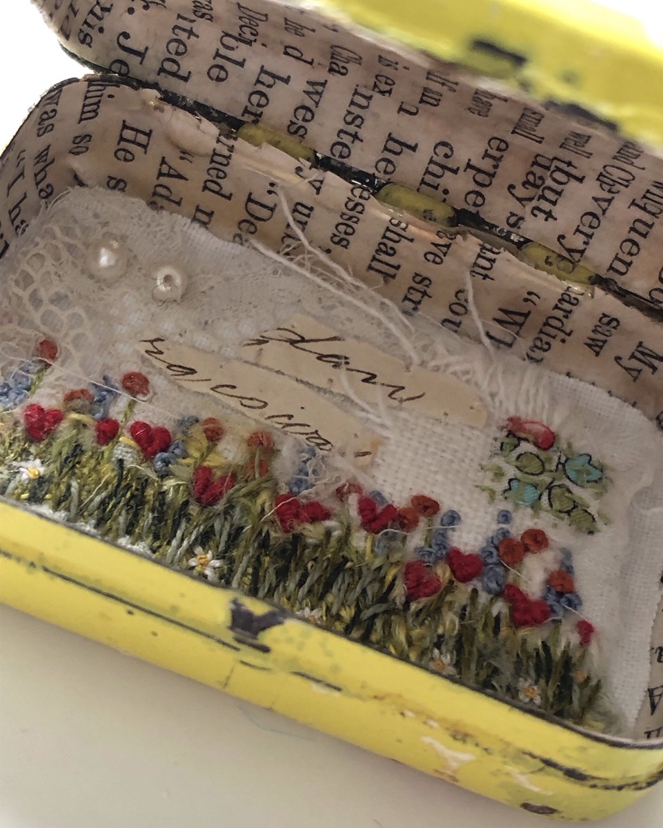 Want to see what’s inside the box?Scroll to have a peek.just the words to add to the lid.I’m trying to decide whether to use paper or fabric , but for once I knew the name of this piece before it was finished!
#textileartist #mixedmediaart #vintagetin #teenywhitedaisy