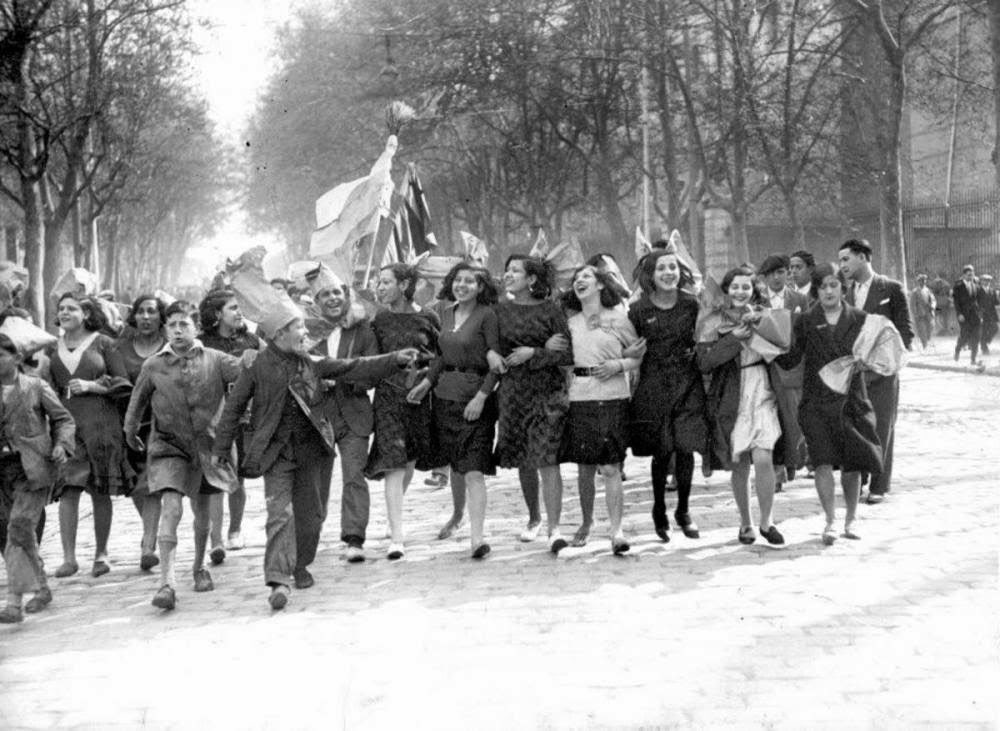 Yolanda_Diaz_'s tweet photo. Un 14 de abril florecía la primavera en nuestro país. Se abría un tiempo de mujeres, escuelas y trabajo, de progreso social.

La democracia llenaba nuestra tierra de alegría y derechos. Se iniciaba el camino de la libertad, igualdad y fraternidad, que hoy continuamos. https://t.co/BCz8yMplqY