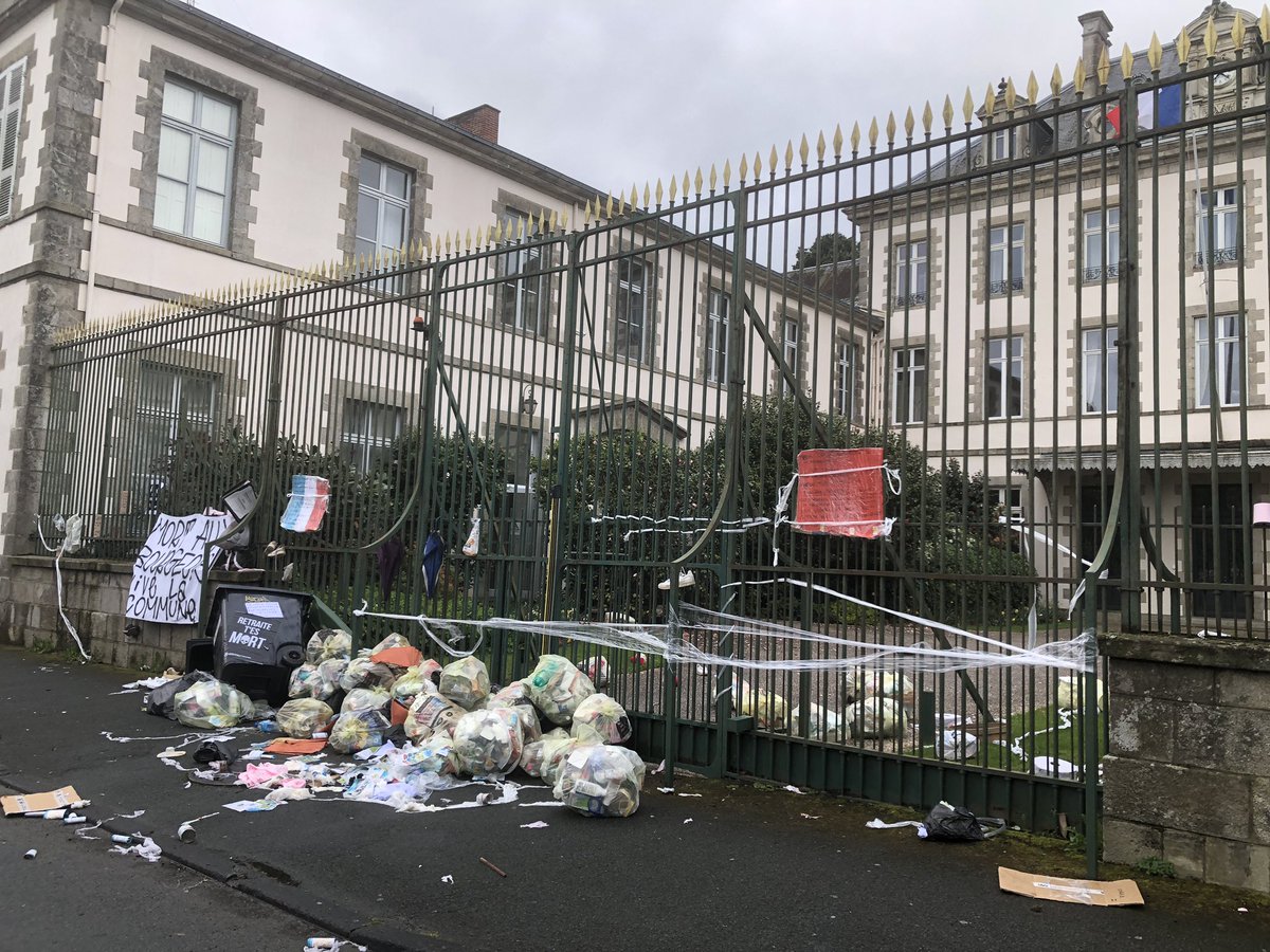 clemholleville's tweet photo. Les manifestants se sont dispersés; la préfecture redécorée. https://t.co/LwzYL8b6mS