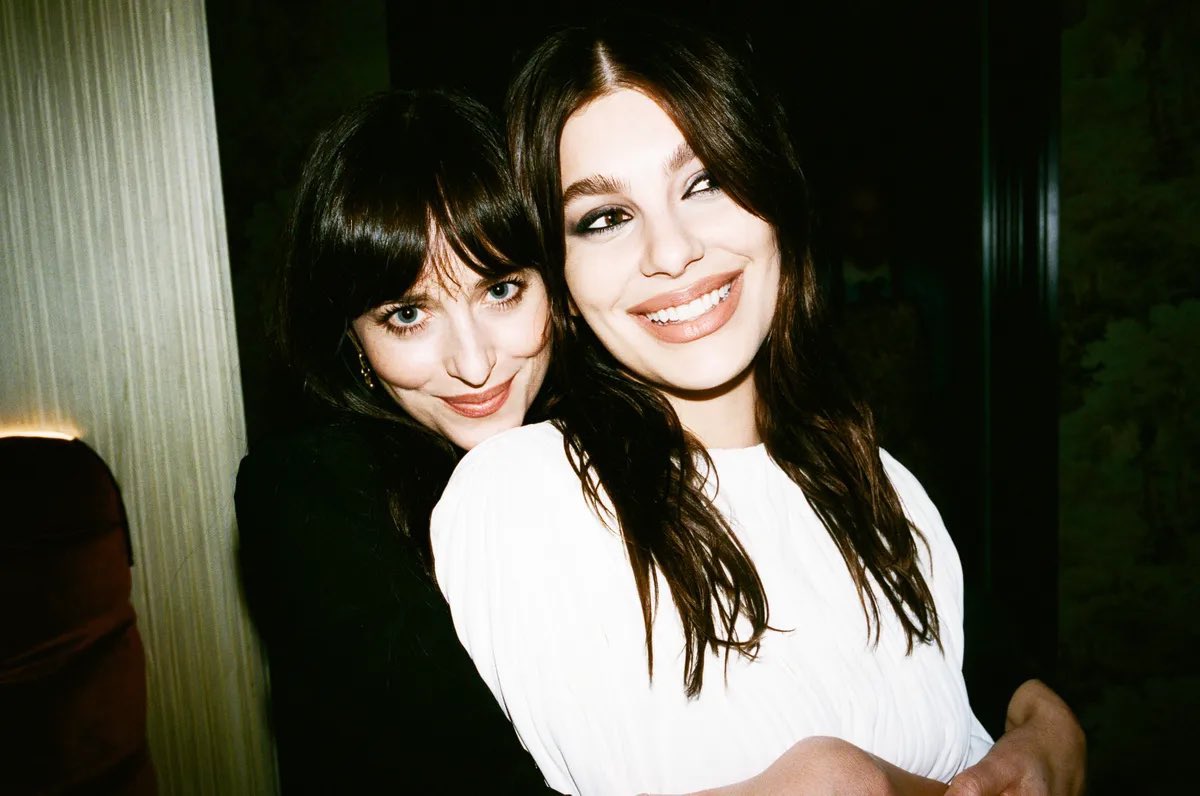 BarbaraEndredy's tweet photo. Unexpected duo I LOVE THEM.  #DakotaJohnson #CamilaMorrone #daisyjonesandthesix https://t.co/YyI14huXeg