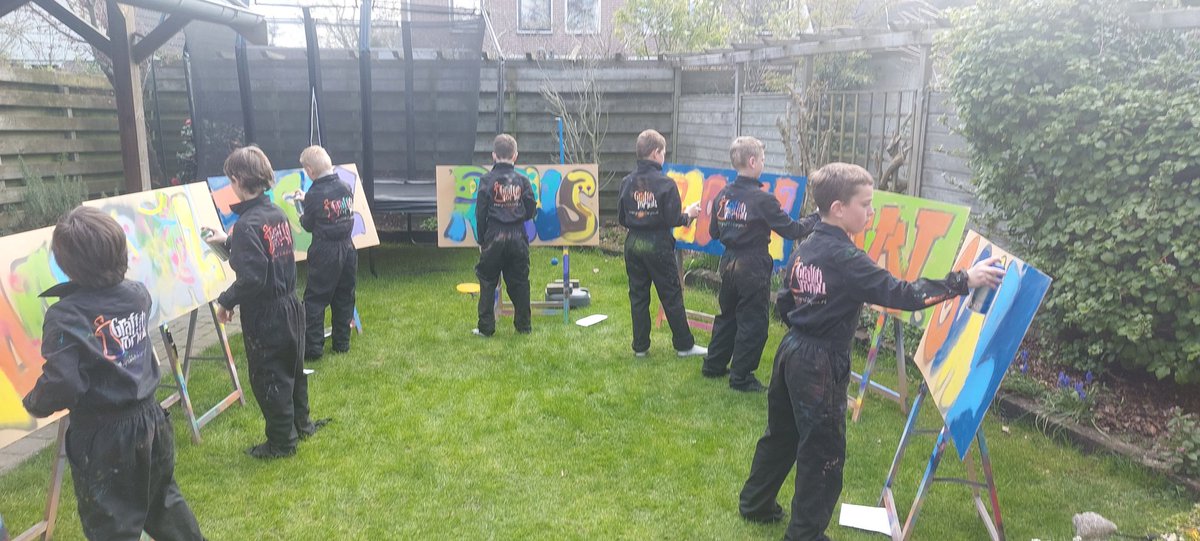 Elines83's tweet photo. Kinderfeestje ✔️ dankzij @GraffitiforYou en de 🌞☀️ https://t.co/TldrbCx5Sz https://t.co/ku4xK81v9L