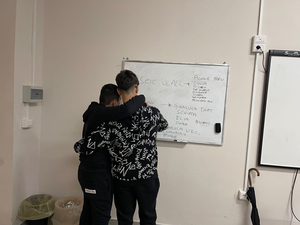 SMAF2022's tweet photo. Momenti creativi❗️
Condividiamo alcune foto che ci ritraggono mentre, incessantemente e caparbiamente, continuiamo a lavorare.🔝💪🏻
📍La prossima deadline è vicina!
#staytuned♟️🔝💪🏻 https://t.co/s18AcJESvZ