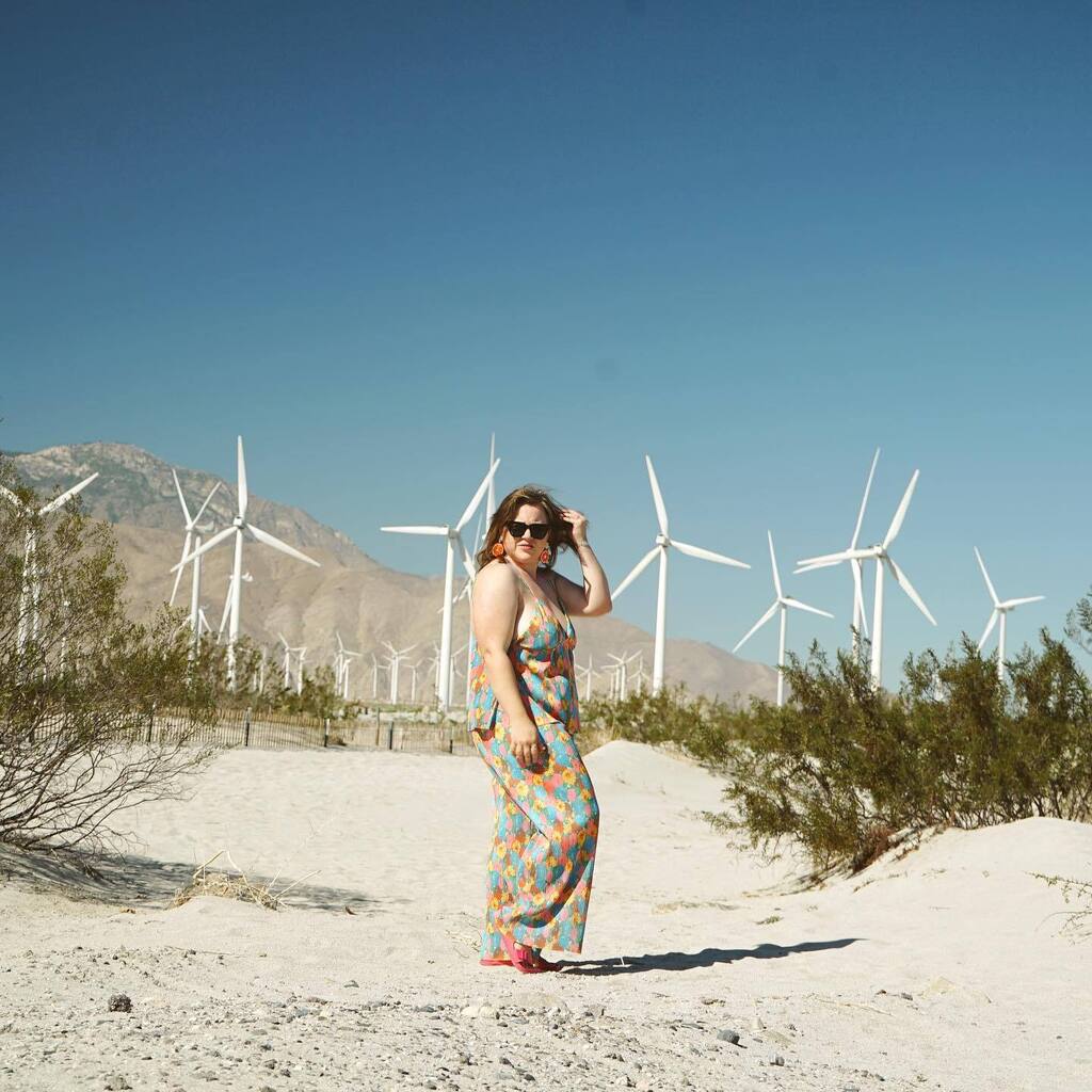 Where I wish I was this weekend 🙃 Just craving some actual warm sunshine, poolside drinks + not having to worry about a jacket at night. Cannot wait for summer!

#palmsprings #alwcpalmsprings #visitpalmsprings #coachellafashion instagr.am/p/CrBkM_OLSd9/