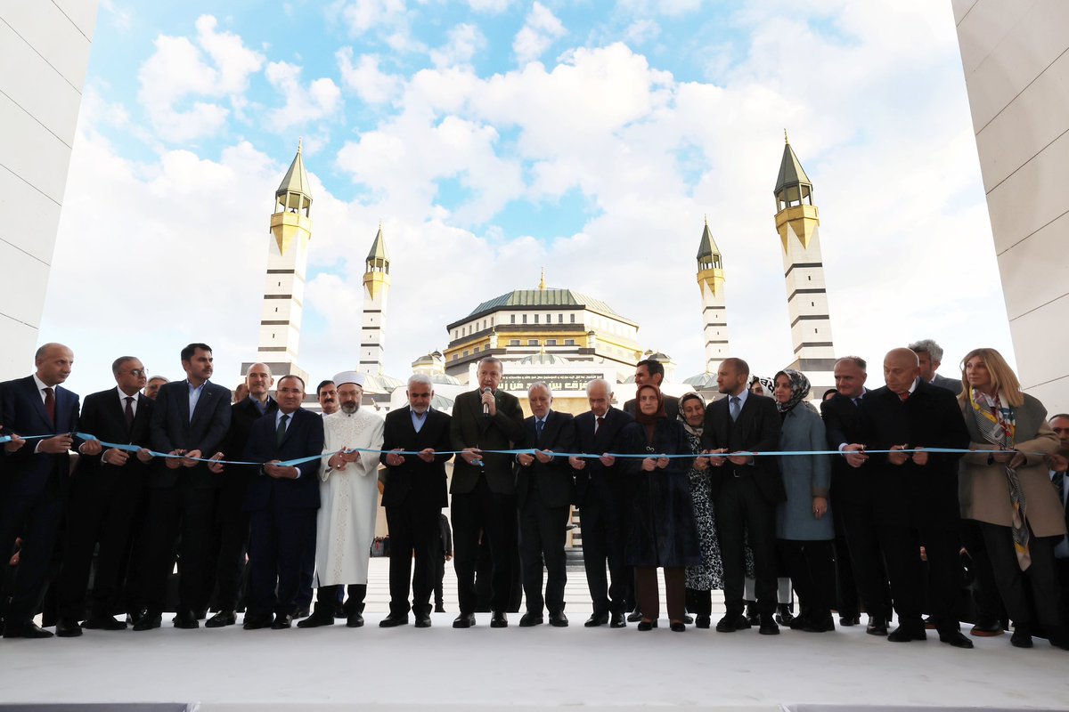 ali_ihsanarslan's tweet photo. Diyarbakır’ımız bir şahesere kavuşmanın bahtiyarlığını yaşıyor. Muhterem babam @m_ihsanarslan’ın yaptırdığı, Cumhurbaşkanımız @RTErdogan’ın açtığı Selahaddin Eyyubî Camii, hayırlı uğurlu olsun.
Rabbim cümlemizi hayır işleyen ve herdaim hayırla yâd edilen kullarından eylesin. 🤲 https://t.co/7eN5aJy5Q1