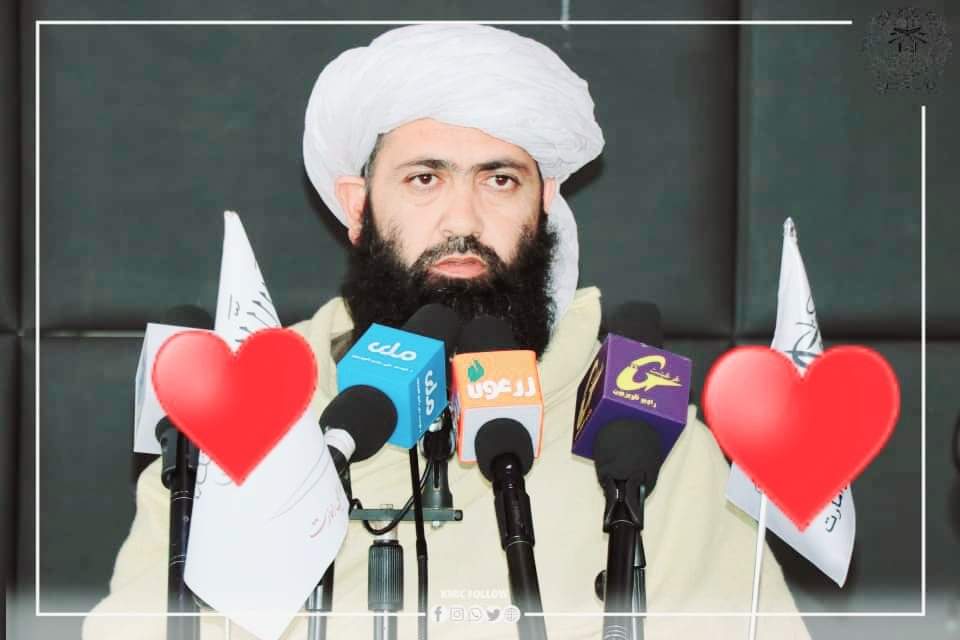 عیدولی شیخ صاحب پرون دقران کريم په ختم کی ويل.
مونږ چي کله عمري ته تللی وو موږ سره شيخ صاحب عبدالبصیر اخنذاده هم وه
ما او شيخ صاحب ملګرو ته توصیه وکړه
چې کله دنبي عليه سلام روضي ته ورځي نو په سنت طریقه سره برابر بايد ورسو
زموږ پټکي او ږیري خو هسې هم په سنت برابر وه
نو ملګري په 👇