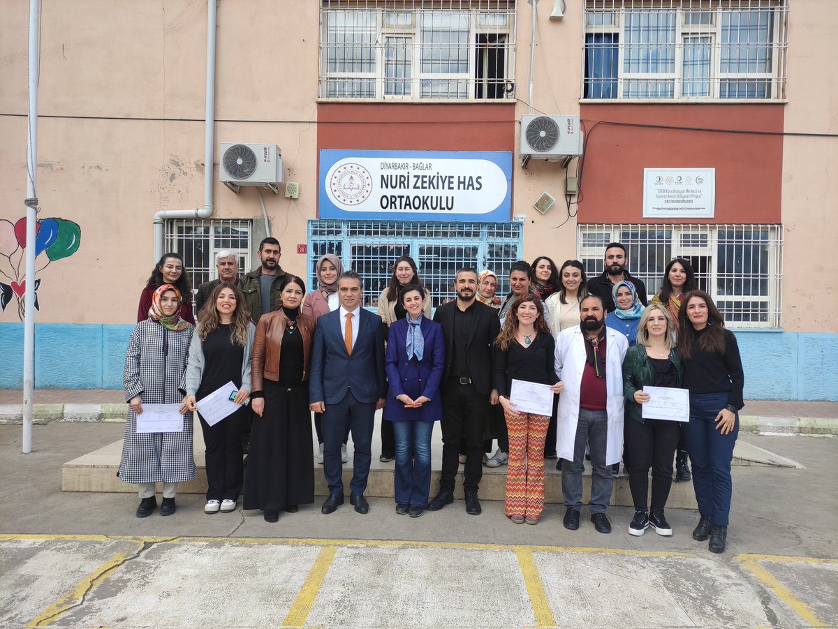 Baglarproje21's tweet photo. "BAĞLAR, sanatla gönülleri bağlar"
İlçemizde görev yapan 25 öğretmenimize düzenlemiş olduğumuz "Ebru Sanatı Eğitimi" @BaglarMEM21 Müdürü Sn. @ibrahim_uck sertifika takdimleriyle tamamlandı.
💯 ✅
@tcmeb @Diyarbakirmem @Murat4Kucukali @BaglarKaymakam @nurizekiyehas @benanogretmen https://t.co/dGeNKXlIKR