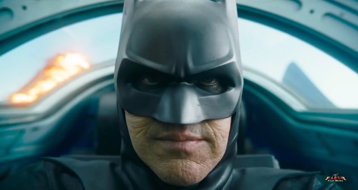 New looks at Supergirl and Batman in #TheFlash    

(@FlashFilmNews