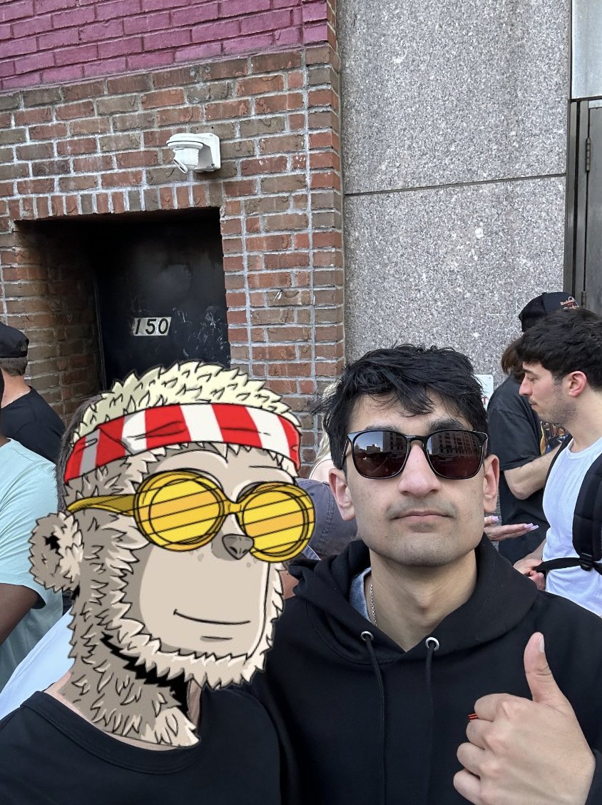 tboe3D's tweet photo. Grabbed a slice with @frankdegods on his birthday yesterday and I'm so pumped for the basement party tonight. DeNYC has been an absolutely epic W! @y00tsNFT https://t.co/wiNDI5mTr3