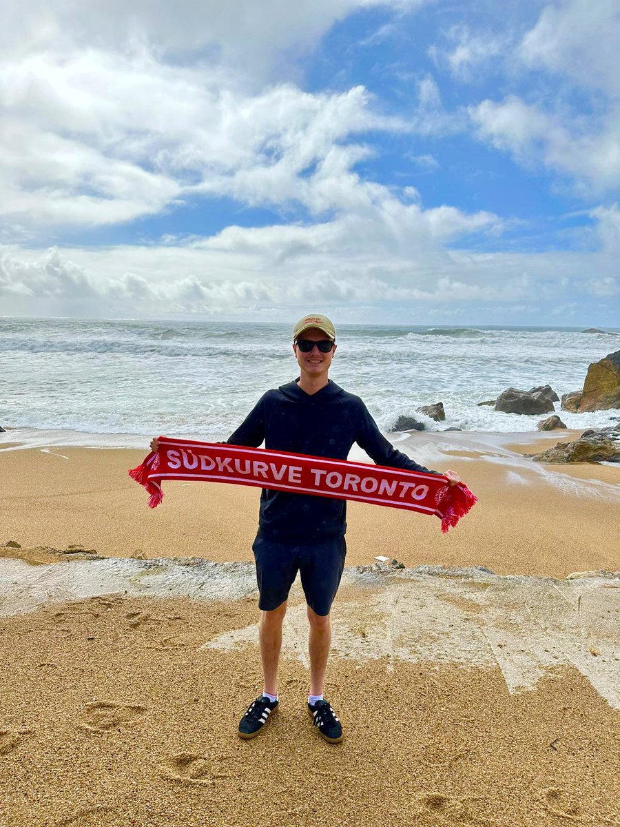 SuedkurveTO's tweet image. #FlashbackFriday to @SuedkurveTO Vice-Chairman @joshmorsch repping #SKTonTour 🔴⚪️ on #PraiaDosIngleses 🏖️ 🌊 in #Porto, #Portugal 🇵🇹

#MorschOnTour #MiaSanMia #FCBayern