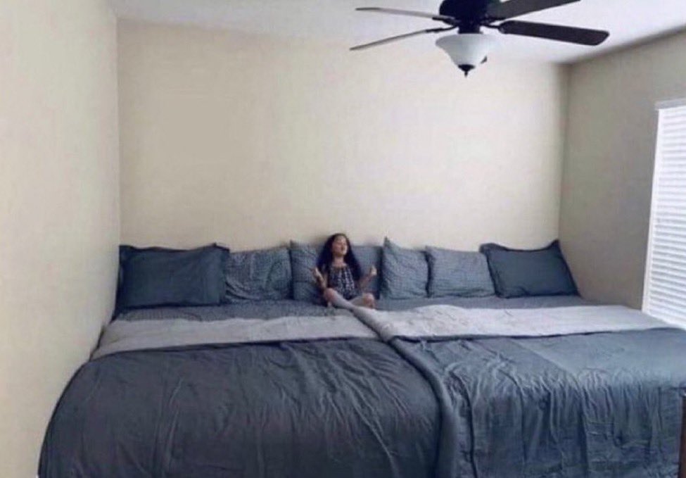 AidelZack's tweet photo. Je serais très heureux avec un lit comme ça https://t.co/a3iNahpkhW