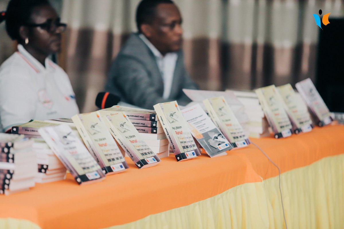 MagazineJimbere's tweet photo. 📚 L'Association des Écrivains du #Burundi (ASEB), en collaboration avec le Prix #littéraire #Rumuri, avec le soutien de l'@UEauBurundi à travers le @PasaccB organisait ce 13/04/2023 une campagne de promotion et de diffusion des œuvres du #PrixLittéraireRumuri, au #Celab campus #Mutanga de l'@UB_Rumuri en @MairieBuja

🔙 Pour rappel, la 4ème édition de ce prix a été financée par la @SwissDevCoop à travers le @LabelKuZiko, et la @franceauburundi (https://t.co/vxlb1gmWhW)
