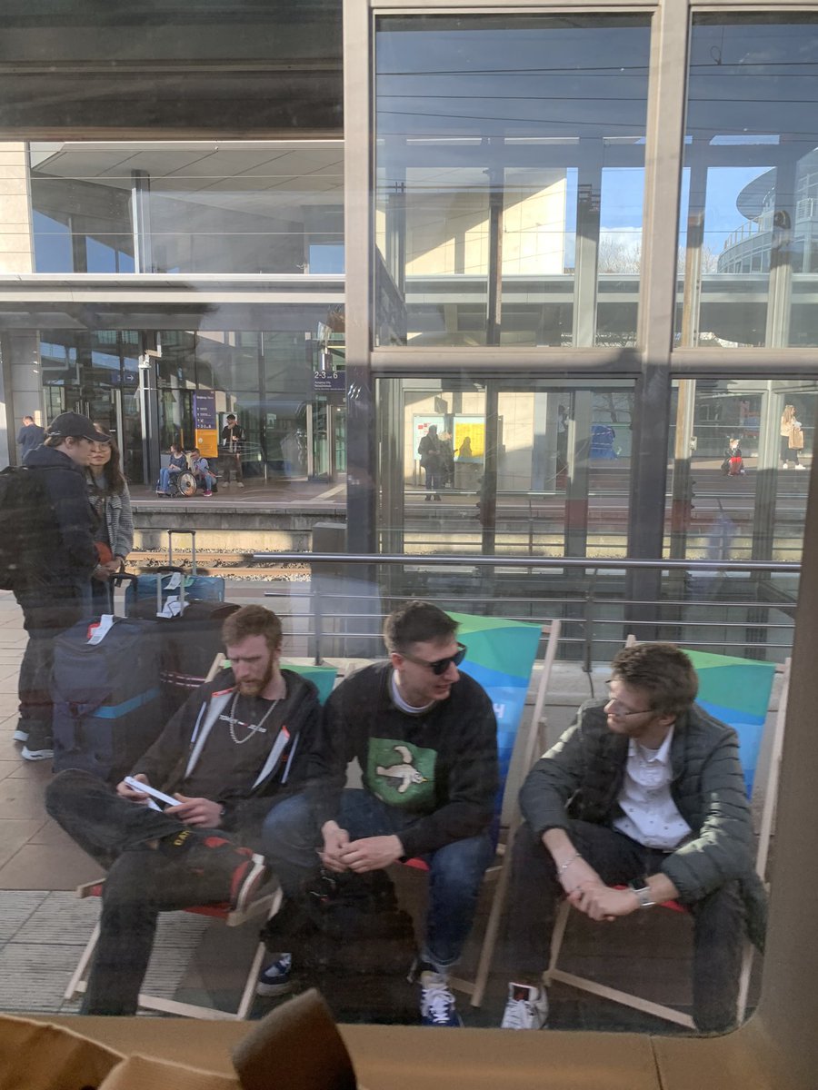 Mkoffmahn's tweet photo. Bahn Spotter spotted spotting 👀
@DB_Bahn https://t.co/KXPK3XTJSi